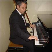 Profesor titulado en música, da clases profesionales de Canto y técnica vocal